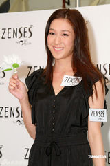 幻灯图：钟嘉欣深v洋装秀长腿 称林峰不符男友标准