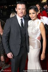 组图：《惊天战神》首映女星比美 米基洛克笑搂超模