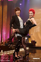 高清组图：温岚红发造型助阵黄小琥 大跳火辣断背舞