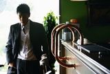 高清图：吕颂贤拍写真 放荡不羁演绎都市质男