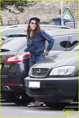 组图：暮光女现身柏林街头 休闲装会友保镖护驾