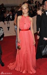 组图：美国时装学院庆典举行 众明星红毯竞艳