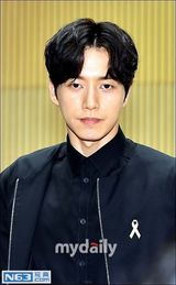 组图：张亮演韩剧牵手朴海镇 李钟硕黑西装帅气