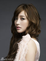 组图：金莎为新专辑拍写真 生日仍不忘工作