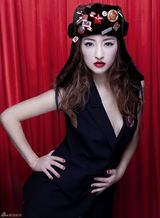 高清组图：	东方天使“不爱红装爱武装”