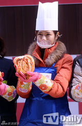 组图：孙艺珍腌泡菜 系围裙捧白菜变巧手主妇