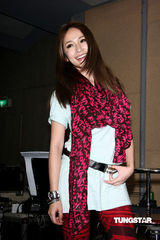 幻灯：萧亚轩为跨年演唱彩排 吴建豪探班送巧克力