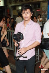 组图：谢天华拍新剧 闹市向杨怡求婚