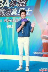 组图：陈柏霖挑战NBA巨星 获球员亲笔签名