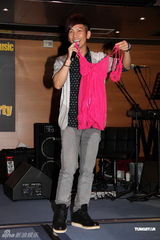 组图：张智成与歌迷过成日 现场获赠粉色情趣内衣