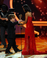 组图：艾美奖现场 彼得-丁拉基获剧情类男配角奖