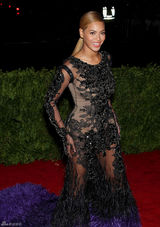 高清组图：碧昂斯黑色透视鱼尾裙亮相时装庆典