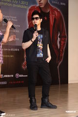 组图：潘玮柏8月推新专辑 自曝私下十分邋遢