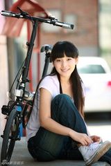 组图：张佳宁拍摄清纯写真 青涩笑容秀率真甜美