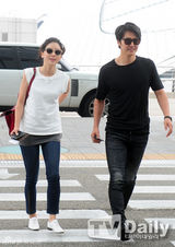 组图：《听声》主演出国度假 李钟硕未同行