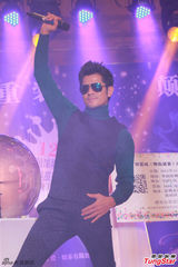 组图：郭富城斑点装亮相 墨镜遮面尽显型男范