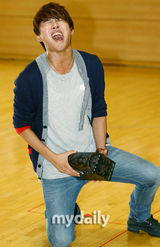 组图：神起金俊秀音乐剧公开彩排 全情投入表演