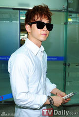 组图：张佑赫清爽亮相机场 飞赴台湾举行粉丝会