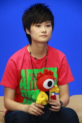 高清组图：李宇春做客聊新专辑 表情丰富尽情搞怪