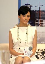 幻灯图：蒋勤勤亮相世博馆 白色洋装显优雅气质