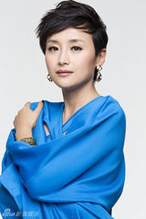 组图：傅淼蓝色装扮拍熟女写真 眼神淡定