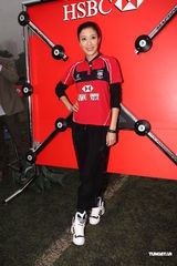 组图：杨怡自曝喜欢运动型男 与陈展鹏参加橄榄球赛