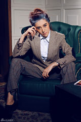 组图：吴鑫桐反串男装写真展现帅气