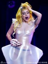 组图：Lady Gaga巡演视觉系新招 乳胶装变水母