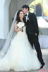 组图：张震大婚献吻娇妻 亲手为新娘提裙摆