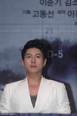 独家高清：李准基抱娃宣传新剧变奶爸 卖萌不停