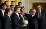 组图：奥巴马白宫宴请众球星 贝克汉姆赠送球衣