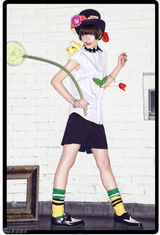 组图：夕又米街拍秀波点翻领衬衫