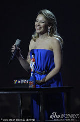 组图：凯莉-米洛蓝色抹胸裙露美背 颁奖拥抱阿黛尔