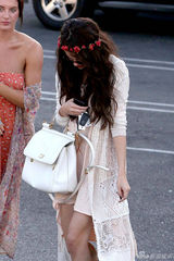 组图：赛琳娜森女系发箍亮相 衣摆飘逸仙气足