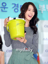 组图：少女时代参加慈善拍卖 筹善款帮单身妈妈