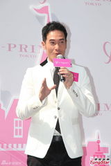 组图：陈豪欲亲自为儿剪脐带 合约将满家庭为重