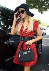 高清组图：帕丽斯-希尔顿V领红裙现身加油站