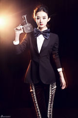 组图：赵丽颖暗系大片显干练 俊朗不失妩媚