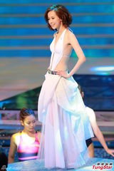 组图：港姐大尺度深V秀乳沟 背部全裸纤腰曼妙