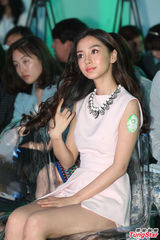 组图：AngelaBaby秀美腿 否认与黄晓明好事将近