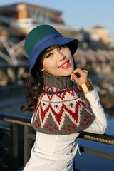 组图：韩丹彤初秋街拍曝光 毛衣披肩秀可爱