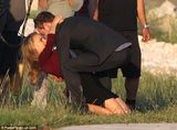组图：娜塔莉-波特曼现身片场 草丛中拍激情吻戏