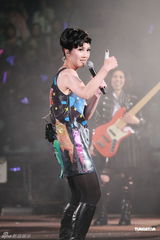 组图：杨千嬅巡回演唱会完结 压轴演出造型百变