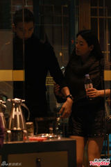 组图：演员李琳夜会小男友 亲密牵手不避忌