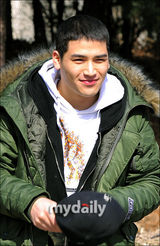 组图：韩国演员刘建放弃美国永久居住权参军