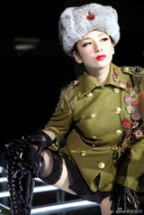 组图：黄奕《东成西就211》百变造型玩制服诱惑 