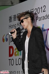 组图：何韵诗参与同志游行 父母支持下出柜