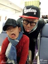 组图：郭涛与儿子表情神同步 翻白眼喜感十足