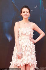 组图：张榕容浅色长裙拖地 秀白皙长腿