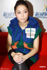 组图：阿娇活泼亮相 送阿SA名牌手袋当生日礼物 